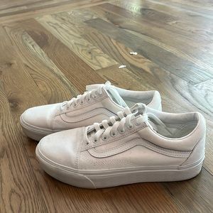 Van’s Old Skool Classic Tumble Shoe, white, size 9.5.
